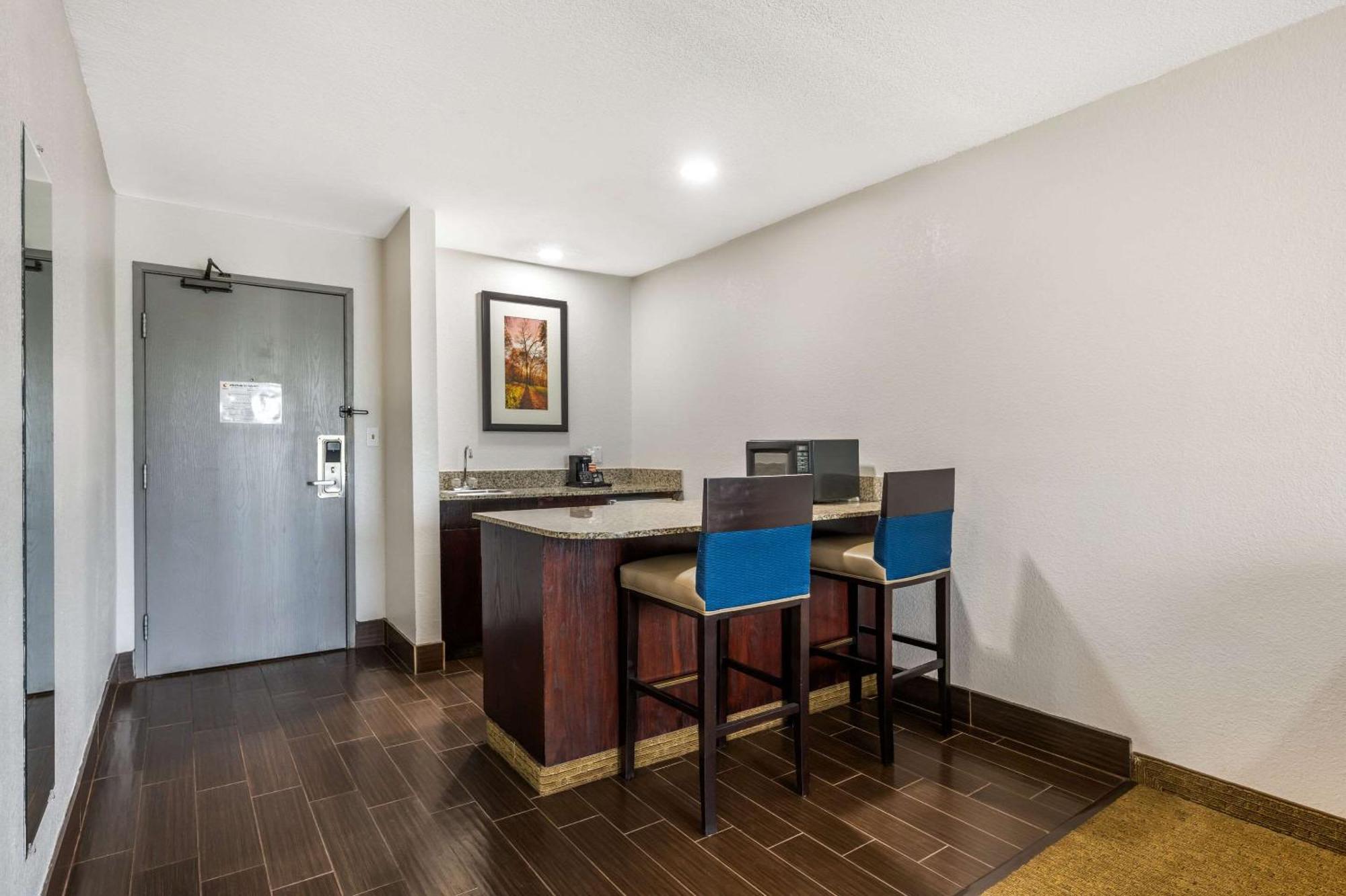 Comfort Suites Omaha East-Каунсил-Блафс Экстерьер фото